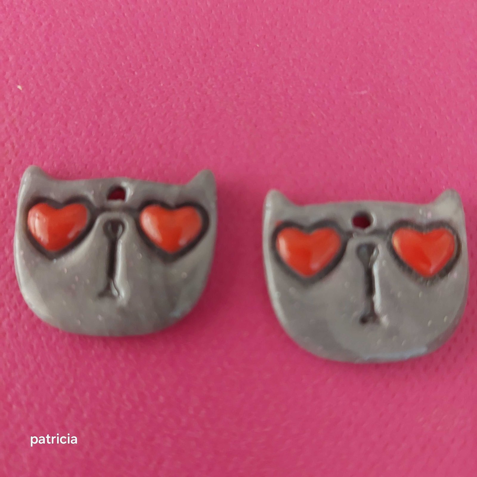 Pampilles moustache d'amour. Créoles vendue séparément 3 euros