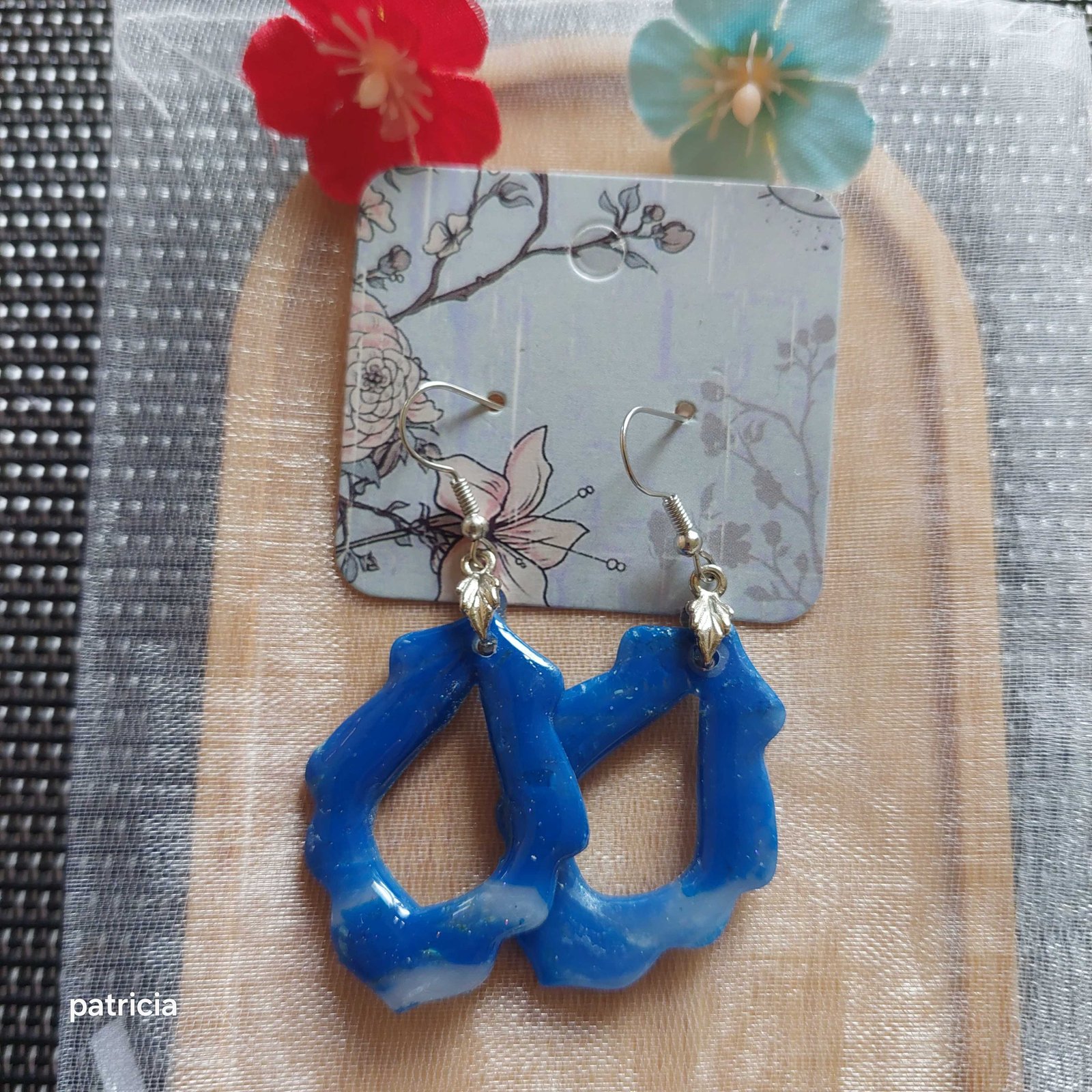 Boucles d'oreilles baroque,bleu nuit et blanc translucide.