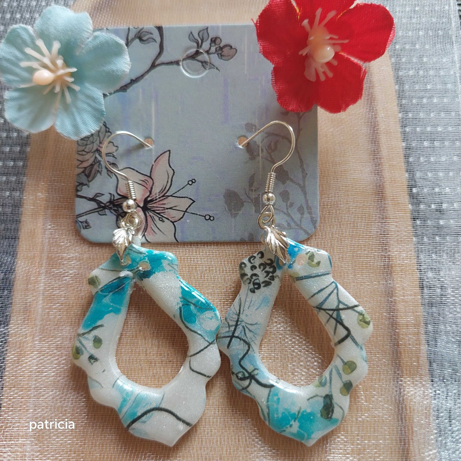 Boucles d'oreilles baroque nacrées. Créoles vendue séparément 3 euros