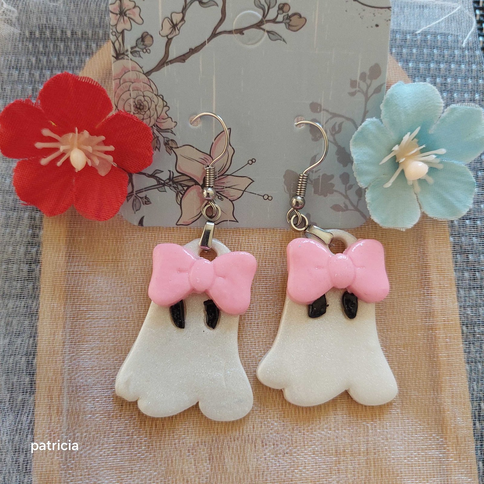 Boucles d'oreilles fantômette coquette.