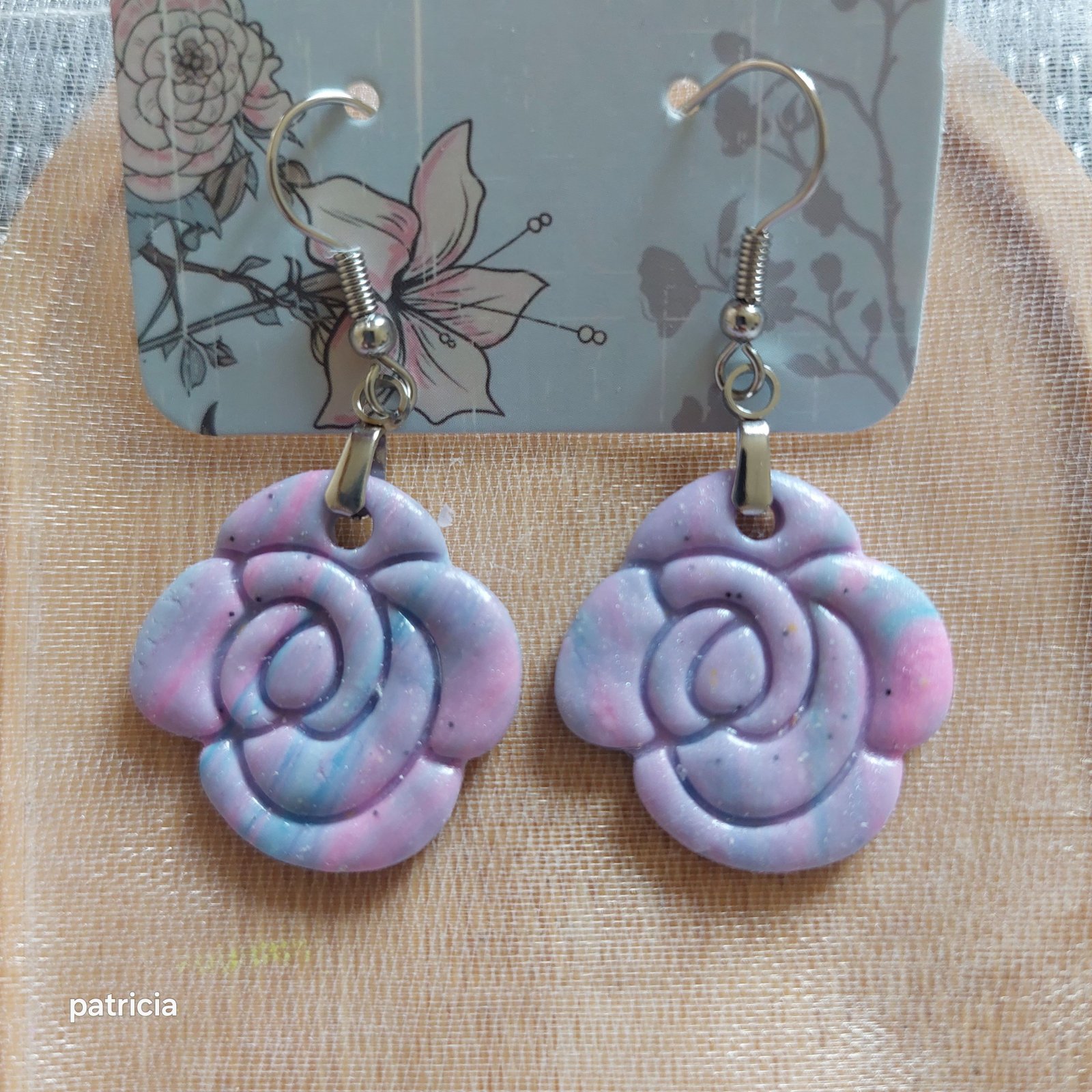 Boucles d'oreilles douceur floral. Créoles vendue séparément 3 euros